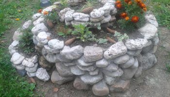 Каменна цветна леха