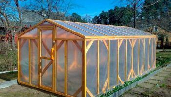 Дървена оранжерия