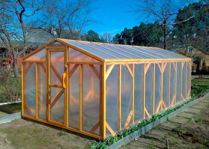 Дървена оранжерия