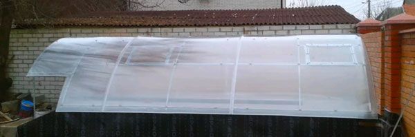 Оранжерия, прикрепена към стената Стенна оранжерия