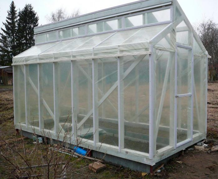 Оранжерия, покрита с филм