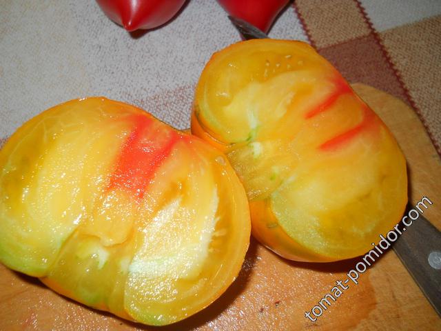 Нарязан плод домат Нарязани оранжеви плодове