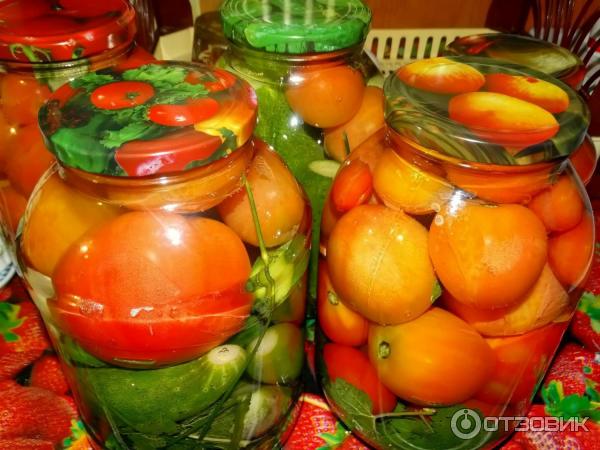 Красиви жълти домати Микадо Домати в буркан