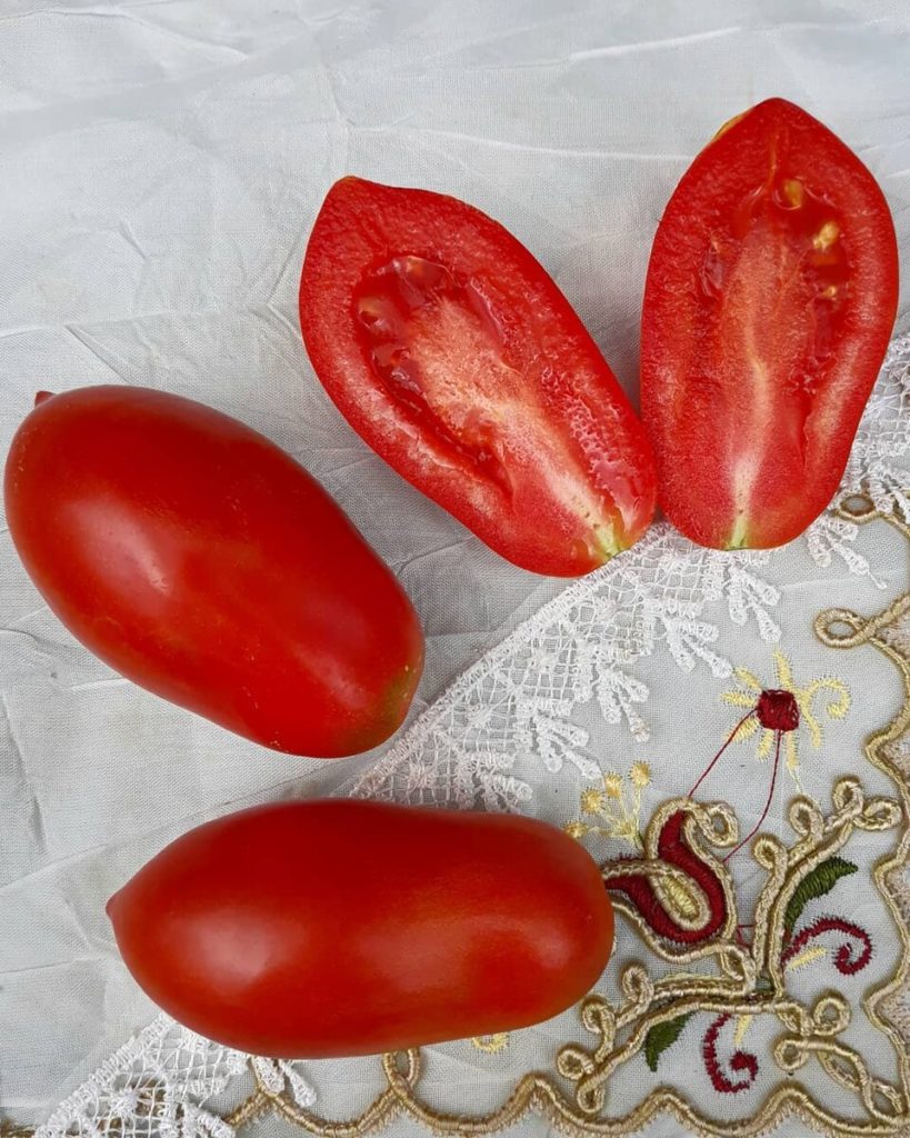 Ντομάτα Σιβηρικής Πιρουέτας σε διατομή