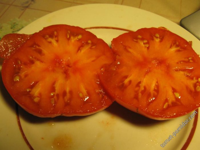 Μια διατομή της ντομάτας Andreevsky Surprise