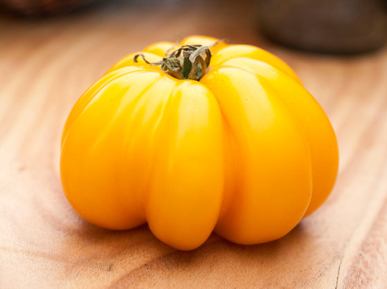 Κίτρινη ντομάτα με ραβδώσεις