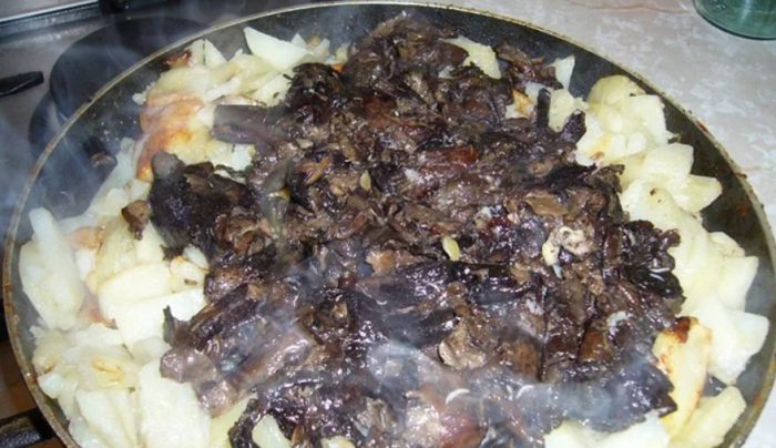Пържени черни млечни гъби с картофи