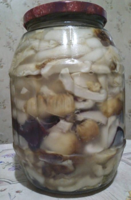 Буркан със осолени млечни гъби