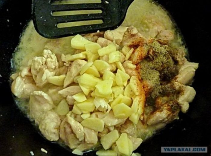 Пържене на пиле с лук