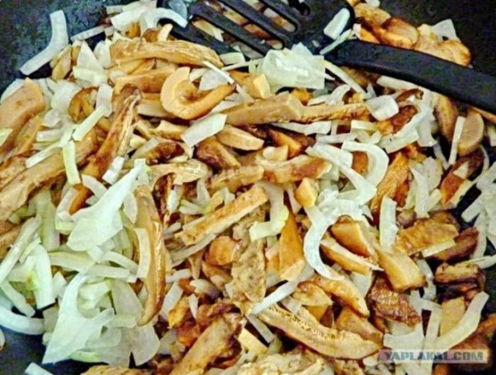 Пържени гъби с лук