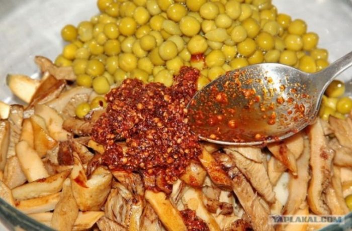 Добавяне на гореща паста към ястие с млечни гъби