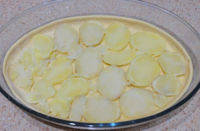 Картофи върху тесто