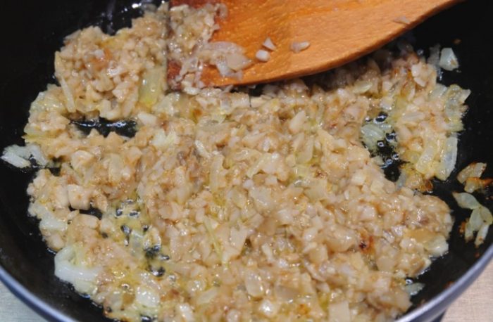 Добавяне на млечни гъби в тигана