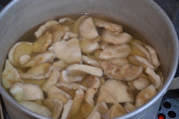 Млечни гъби в тенджера