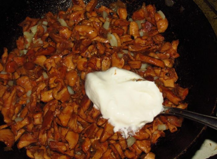 Добавяне на заквасена сметана