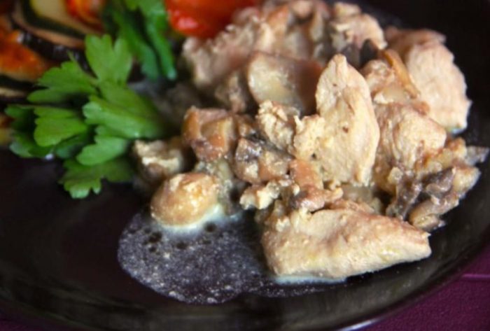 Пилешко месо и гъби