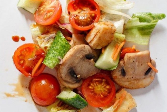 Салата с адигейско сирене