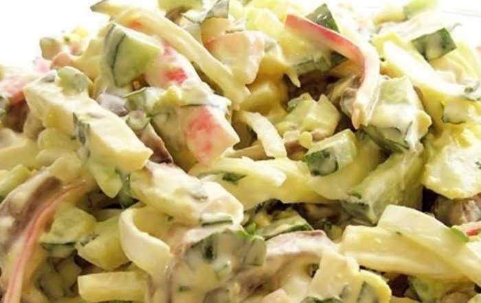 Салата с печурки и рачешки пръчици