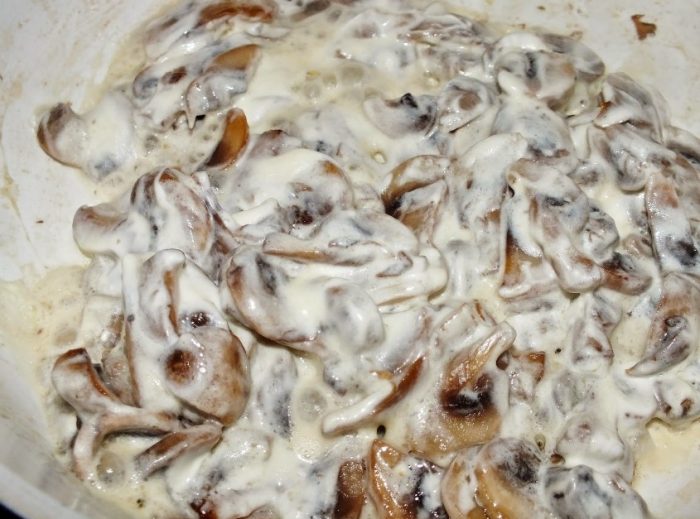 Прасенца със заквасена сметана