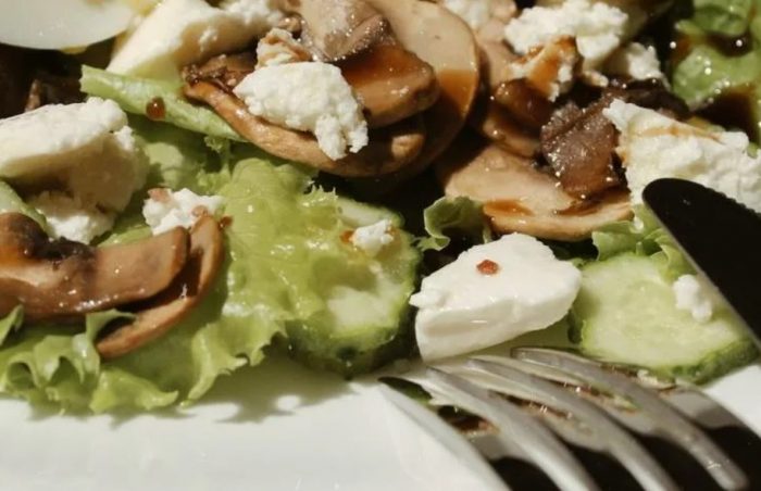 Шампиньони със сирене фета