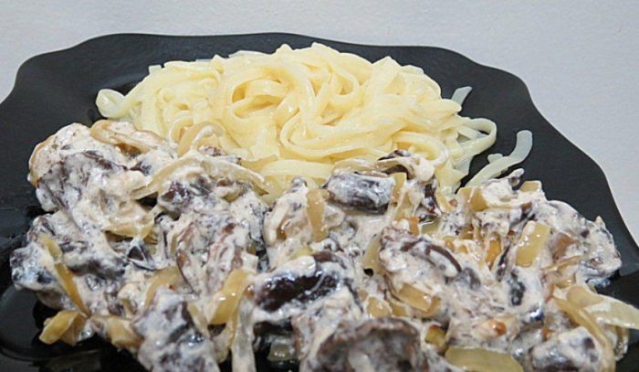 Медени гъби в кремообразен сос Медени гъби в кремообразен сос