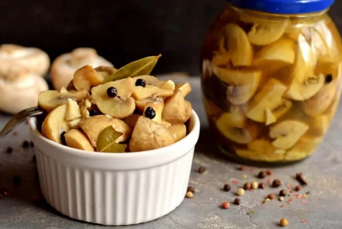 Мариновани гъби в купа за салата