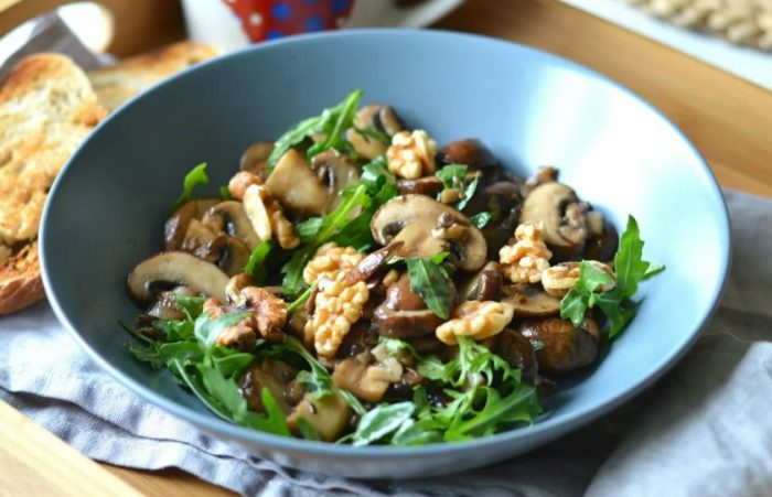 Орехи и пържени мариновани гъби