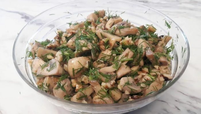 Салата с мариновани печурки