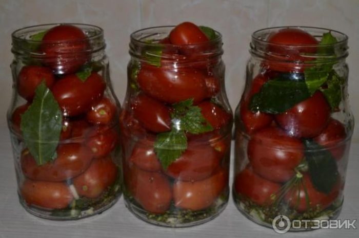 Ντομάτες σε βάζα