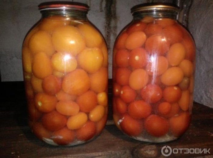 Жълти домати в буркани
