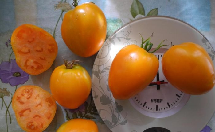 Жълти плодове, цели и нарязани