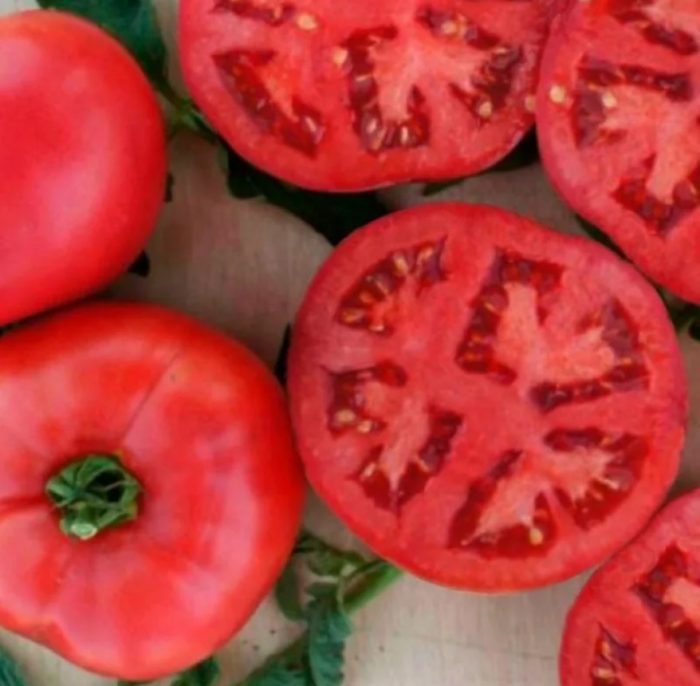 Ροζ ντομάτες σε τομή