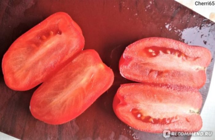 Нарязани домати Плодове от сорта Жигало в напречно сечение