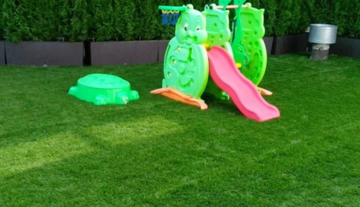 Тревата на детската площадка