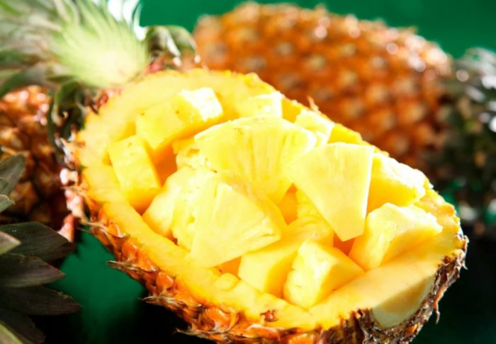 Парчета ананас в кората