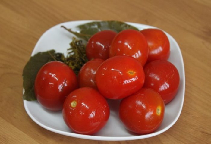 Червени мариновани домати Мариновани домати
