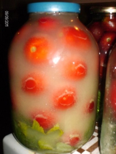 Буркан с мариновани домати Готово за ецване