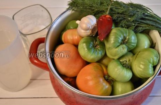 Посолете доматите Приготвяне на съставките