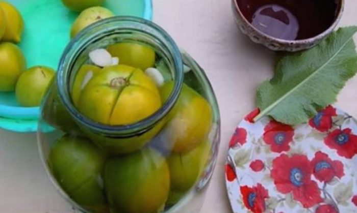 Слагане на домати в буркан Пълнене на буркан с домати