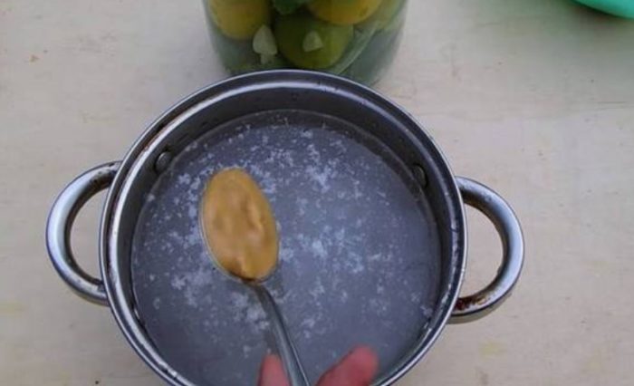 Приготвяне на саламурата Разтваряне на съставките във вода