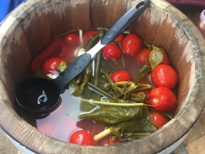 Солени домати в бъчва Солени домати в бъчва