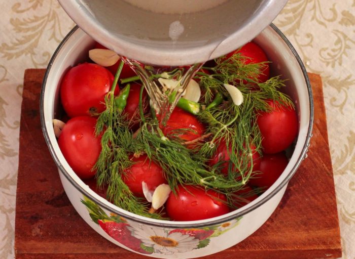 Мариноване на домати в тенджера Мариноване на домати в тенджера