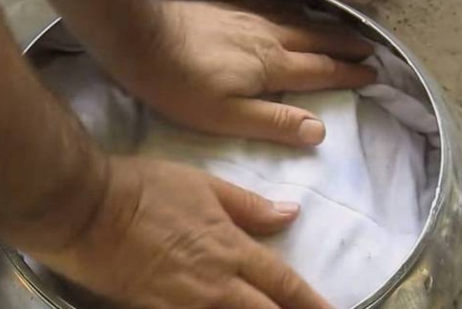 Покриваме доматите с кърпа Покрийте с кърпа